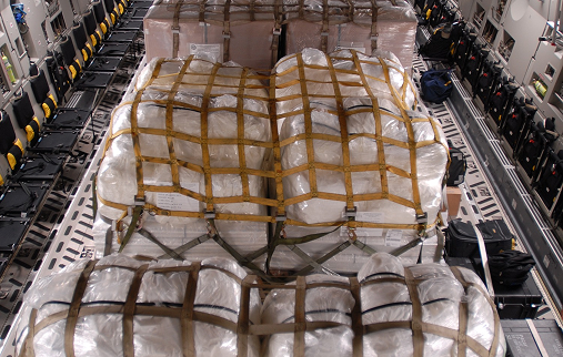 Carga dentro de um avião