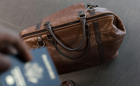 Mala de couro e passaporte